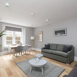 Apartamento Joivy Luxurious 2br Near Haymarket Station, Edimburgo